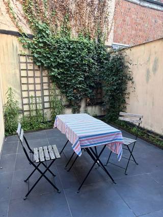 <p>In een zijstraatje van dé Mechelsestraat, het verlengde van de charmante Vismarkt, gekend om zijn verfijnde boetiekjes en handelszaken, bieden wij met veel plezier deze stadwoning aan! Het pand is perfect instapklaar en voorzien van al het nodige om het dagelijks reilen en zeilen zo aangenaam mogelijk te maken. <br /><br />De lichtrijke leefruimte, voorzien van een zit- en/ of bijkomende eetplaats, straalt een authentiek karakter uit, denk hierbij aan de houten trap in de hall, behoud van balken, vloertegels... Achteraan de woning vind je de geïnstalleerde keuken met directe toegang tot de stadskoer. Op heden bestaat de woning uit 3 fijne slaapkamers waarvan één kamer gelegen is op de bovenste verdieping en een bijhorende leefruimte heeft. De vergund geachtheid van dit pand is 3 studentenkamers. <br /><br />Deze uiterst goed onderhouden woning is op zoek naar bewoners die dromen van wonen in de Stad! <br />Mis deze kans niet en contacteer ons vandaag nog voor meer informatie of een bezoek ter plaatse: verhuur@connect-immo.be of 0470 59 65 44<br /><br />EPC: 273 kWh/m² - UC: 3429551 - label C<br />Wg, Gdv, Gvkr, Gvv</p>