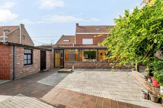 Zeer ruime woning met garage, tal van mogelijkheden!Ontdek deze bijzonder ruime woning op een perceel van 312 m². Met maar liefst 307 m² bruikbare vloeroppervlakte volgens het EPC-attest biedt deze eigendom uitzonderlijk veel ruimte en tal van mogelijkheden. Ideaal voor wie op zoek is naar een grote gezinswoning en deze volledig naar eigen smaak en wensen wil renoveren.INDELING: inkomhal met toegang tot de keuken en aansluitend een zeer ruime leefruimte die dankzij haar oppervlakte heel wat mogelijkheden biedt voor een nieuwe indeling. Op het gelijkvloers bevinden zich verder een badkamer, veranda, inpandige garage en praktische kelder. Op de eerste verdieping bevinden zich 4 ruime slaapkamers, en een grote polyvalente ruimte met mogelijkheden als extra slaapkamer, hobbyruimte, speelkamer of tweede leefruimte. Daarnaast beschikt de woning over een ruime zolder die nog bijkomend potentieel biedt voor uitbreiding of extra bergruimte.Buiten geniet u van een groot terras waar het aangenaam en rustig vertoeven is.TROEVEN:- 4 ruime slaapkamers - grote polyvalente ruimte met tal van mogelijkheden- inpandige garage- praktische kelder en ruime zolderBezoek na afspraak met Immo Beguin: charlotte@immobeguin.be