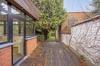 Deze commerciële ruimte van 231 m², gelegen in het centrum van Evere, werd voorheen gebruikt als apotheek. Het pand beschikt over een...