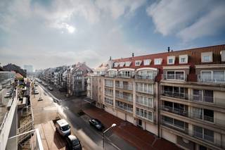 Deze unieke penthouse biedt een ruime en moderne indeling, ideaal voor wie op zoek is naar comfort en luxe. Lichte en ruime woonkamer met open...