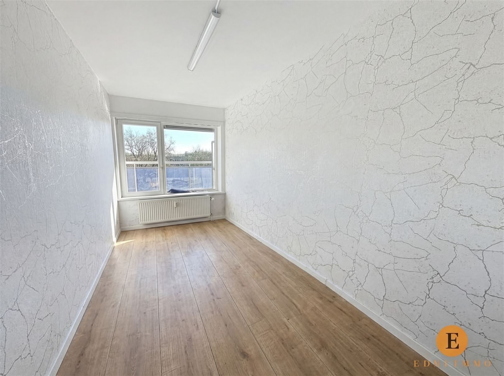 Centraal gelegen opbrengsteigendom met 2 slaapkamers en garagebox.  - foto 2