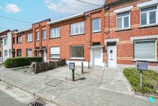 Ontdek deze gezellige stadswoning met een bewoonbare oppervlakte van 114 m² (volgens EPC-attest), gelegen op een perceel van 195 m². Dankzij de centrale ligging geniet je hier van een uitstekende bereikbaarheid. Het centrum van Roeselare bevindt zich op slechts enkele minuten wandelafstand, met vlotte verbindingen richting de Westlaan en het openbaar vervoer. Indeling: inkomhal met vestiaire, woonkamer met eetplaats (voorzien van aansluiting kachel). Aansluitend bevindt zich de keuken (voorzien van gasfornuis, dampkap en spoelbak) met annex veranda (plaats voor koelkast en diepvries). Verder bevindt zich op de gelijkvloerse verdieping de badkamer/wasplaats (voorzien van lavabo, douche en aansluiting wasmachine). Alsook is er op dit niveau een apart toilet aanwezig. Op de eerste verdieping bevinden zich 3 slaapkamers waarvan één met een apart toilet. De woning beschikt over een leuke stadstuin met een tuinberging. Vooraan de woning is bovendien een parkeerplaats voorzien - een echte troef in de stad! EPC-label F (renovatieverplichting) | Perceelscore C, gebouwscore A | Dubbele beglazing. Louis (BIV 517.545) organiseert voor deze woning bezoeken ter plaatse, mits het maken van een afspraak via 056 98 03 03 of www.bordes.be <br /> 