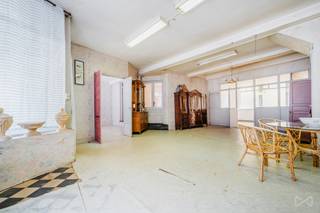 Veel van twee te renoveren gebouwen. <br /><br />Kavel 1: Appartementengebouw bestaande uit 3 volledig te renoveren entiteiten. Enorm potentieel: 360m2 leefruimte. Beton tussen niveaus. <br />Kavel 2: Drie dienbladen van 50m2 die momenteel als werkplaats worden gebruikt. <br /><br />De twee gebouwen zijn verbonden door een overdekte binnenplaats van meer dan 65m2.<br /><br />Ideaal gelegen in het centrum van Doornik, hoeft dit vastgoedcomplex alleen te worden gerenoveerd of gerehabiliteerd tot meerdere units.