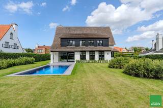Schitterende alleenstaande villa met zwembad, rustig gelegen in een doodlopend straatje aan de rand van het Zoute.Zuidgericht terrein van ca. 1.000...