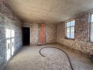 <p><strong>Te koop: Casco woning 4 met veel potentieel – aan 6% btw</strong><br />Woning 4 maakt deel uit van een <strong>kleinschalig woonproject met meerdere woningen</strong>, opgevat als een aangename <strong>woongemeenschap</strong>. Dit biedt extra voordelen zoals <strong>meer veiligheid</strong>, een rustige woonomgeving en een sterk buurtgevoel.</p>
<p>De casco woning vormt een uitstekende basis om volledig naar eigen smaak af te werken en beschikt over <strong>3 slaapkamers</strong>, een <strong>badkamer</strong>, een <strong>keuken</strong> en een <strong>open leefruimte</strong> die zorgt voor een ruimtelijk en licht gevoel. Daarnaast zijn er <strong>parkeergelegenheden</strong> voorzien, wat extra comfort en gemak biedt.</p>
<p><strong>Verkoop aan 6% btw (onder voorwaarden).</strong><br />Interesse? Neem gerust contact op voor meer informatie of een bezoek.</p>