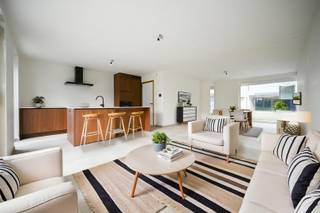 De splinternieuwe verkaveling 'Regina Vandaeleplein' aan de Maria van Bourgondiëstraat te Izegem (Bosmolens) bestaat in totaal uit 11 nieuwbouwwoningen met 3 tot 4 slaapkamers. De woningen hebben een open of halfopen karakter en beschikken over een strakke, aantrekkelijke architectuur. Er is geen klassieke betonnen of asfalt bestrating, maar een waterdoorlatende bestrating én een vlonderpad naar de naastliggende verkaveling om het traag verkeer te bemoedigen. Ideale woningen voor wie op zoek is naar een hoge woonkwaliteit in een rustige, groene omgeving. Lot 6 beschikt over een bewoonbare oppervlakte van 153,83m² en is gelegen op een zuid georiënteerd perceel van 239m². Indeling: Inkomhal met gastentoilet, ruime leefruimte met open geïnstalleerde keuken (koelkast, dampkap, inductiefornuis, vaatwasmachine, oven, anderhalve spoelbak) en annex berging. De eerste verdieping bestaat uit een nachthal, apart toilet, vier slaapkamers, de geïnstalleerde badkamer (ligbad, inloopdouche, dubbele wastafel) en de (technische) berging. De tuin werd aangelegd met een terras en carport . CV op aardgas (vloerverwarming) | Regenwater 10.000l | Max E-peil E30 (50% vermindering KI eerste 5 jaar) | Drie zonnepanelen voorzien | Dubbele beglazing PVC | Ventilatiesysteem D | Bepaalde afwerkingsmaterialen nog vrij te kiezen | Mogelijkheid tot complementaire functies aan het wonen (kantoor / vrij beroep) voor max. 30%. Contacteer ons voor meer informatie of een bezoek ter plaatse. 051 67 67 57 www.bordes.be