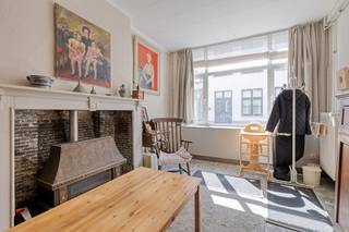 In het hart van de historische binnenstad van Brugge bieden wij dit charmante en karaktervolle pand te koop aan. Gelegen in de directe nabijheid van de "Gouden Driehoek", geniet u hier van een uitzonderlijke woonlocatie waar rust en cultuur samenkomen. Een van de absolute troeven van dit huis is de volledig vernieuwde keuken, die voorzien is van moderne apparatuur en hoogwaardige materialen. Daarnaast beschikt de woning over een gunstig EPC-label C, wat een mooie energieprestatie garandeert voor een pand in de stadskern. Indeling (ca. 99 m² netto bewoonbare oppervlakte):Gelijkvloers:- ruime inkomhal met apart toilet- woonkamer met authentieke schouwEerste verdieping:- hal- woonkamer- keuken Tweede verdieping- hal- badkamer- twee slaapkamersDerde verdieping:- volwaardige zolderruimte via VlizotrapDe bereikbaarheid van dit pand in Brugge is uitstekend. U bevindt zich op wandelafstand van lokale speciaalzaken, gezellige horeca en het openbaar vervoer. Een huis kopen in deze regio betekent kiezen voor een zorgeloze levensstijl in een bruisende omgeving. De woning is beschikbaar voor bewoning vanaf 01/01/2027Bestuursmaatregelen in het maatregelenregister: nee