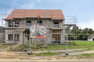 Gelegen in de straat Kopberg te Balen-Hulsen geniet deze duurzame woonst van een uiterst rustige ligging met toch tal van faciliteiten in de nabije omgeving. Daarnaast beschikken we over een vlotte verbinding met alle omliggende gemeenten.<br /><br />Beschrijving:<br />We betreden deze ruime woning via de inkomhal met vestiaireruimte en apart gastentoilet. Vervolgens komen we terecht in de lichtrijke leef- en eetruimte, dewelke naadloos overgaat in de volledig uitgeruste, open keuken met achterliggende bergruimte. Vanuit de open ruimte betreden we het terras, waar het heerlijk vertoeven is dankzij de gunstige oriëntatie.<br /><br />Op de eerste verdieping worden er 3 volwaardige slaapkamers alsook een luxueuze badkamer voorzien. Verder bevindt er zich in de nachthal nog een apart toilet alsook een aparte wasplaats. De vaste trap biedt ons tot slot nog toegang tot de zolderverdieping. Deze grote zolder biedt nog tal van mogelijkheden.<br /><br />Het zuid-west geörienteerde perceel van 498m² zorgt nog voor een aangename tuin waarbij naast de woning een carport wordt voorzien. Als extra troef kan men vanuit de achtertuin rechtstreeks het achterliggende bos en natuurgebied bewandelen.<br /><br />Extra:<br />- Zonnepanelen aanwezig<br />- Rolluiken op de bovenverdieping<br />- Carport naast de woning<br />- Domotica inbegrepen (Niko Home Control)<br /><br />Voor meer informatie maken we graag tijd voor u vrij. U kunt hiervoor een afspraak maken via info@vastengoed.be of telefonisch via 014/72.73.74.<br /><br />Wenst u een gratis schatting van uw eigendom? Contacteer ons voor een afspraak via 014/72.73.74.