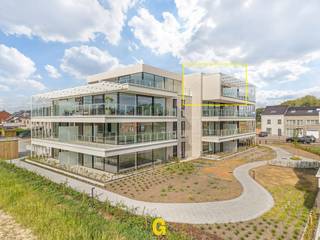 BIJ INTERESSE GELIEVE UITSLUITEND TE REAGEREN VIA MIJN HUURPROFIEL =<br />https://immogoffin.mijnhuurprofiel.be/property/21e1c169-6903-490f-b98a-725e1a38d5cc<br /><br />Langs Meershoven ter hoogte van nummer 64, op slechts enkele minuutjes van het centrum van Bilzen, bevindt zich de recent opgerichte residentie Bella Vista. Hier liggen alle dagelijkse voorzieningen binnen handbereik, zoals winkels, scholen, horeca en het gezellige marktplein met daarrond tal van leuke cafés en restaurants. Wie een vlotte verbinding zoekt met omliggende steden, bereikt in enkele minuten de E313. Tegelijkertijd geniet men hier van rust en privacy, met achteraan een blijvend vrij uitzicht op de groene omgeving, bestemd als landbouwgebied.<br /><br />Boven op de ligging weet residentie Bella Vista zich moeiteloos te onderscheiden van ander aanbod door haar stijlvolle hedendaagse architectuur met opvallend aantrekkelijke gevels, de kwalitatieve afwerking en de duurzame bouwkwaliteit.<br /><br />Dankzij de warmtepomp, vloerverwarming, individuele zonnepanelen en de grondige isolatie blijft het energieverbruik voor de huurder bijzonder beperkt.<br /><br />Appartement B 3.2<br /><br />Dit stijlvolle penthouse is gelegen op de bovenste verdieping van gebouw B en beschikt over een bewoonbare oppervlakte van 102,55 m². Grote raampartijen zorgen voor veel natuurlijk licht en een aangenaam ruimtelijk gevoel. Een absolute meerwaarde zijn de twee ruime terrassen, elk met een eigen beleving. Het terras aan de voorzijde (16,10 m²) biedt een mooi uitzicht richting het stadscentrum van Bilzen, terwijl het tweede terras (7,30 m²), aansluitend aan de slaapkamers, uitkijkt over de achterliggende groene omgeving. Zo kan men op elk moment van de dag genieten van zon, rust en een mooi uitzicht.<br /><br />Indeling<br /><br />Inkomhal met gastentoilet<br />Ruime lichtrijke leefruimte met open keuken<br />Berging met voorzieningen voor wasplaats<br />Twee volwaardige slaapkamers<br />Badkamer<br />Terras aan de voorzijde (16,10 m²)<br />Terras aan de achterzijde (7,30 m²)<br /><br />Inbegrepen in de huur zijn nog twee standplaatsen en een individuele kelderberging, zeker wel een pluspunt in deze omgeving. <br /><br />Dit penthouse is een bijzonder mooie woonst voor wie comfortabel en energiezuinig wil wonen in een stijlvolle recente residentie, met het extra comfort van twee terrassen en mooie vergezichten, op een rustige ligging op wandelafstand van het centrum van Bilzen.<br /><br />ONMIDDELLIJK BESCHIKBAAR<br />huurpijs te verhogen met 95 EUR per maand voor bijdrage in de algemene onkosten, provisioneel. <br /><br />BEKIJK ZEKER OOK HET FILMPJE<br />https://www.instagram.com/p/Db-h4XeKhXn/