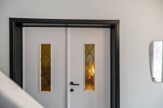 <p>Cette charmante maison bénéficie d’un emplacement exceptionnel, à proximité immédiate du parc Pennepoel. La combinaison d’un environnement verdoyant, du calme du quartier et d’un accès aisé au centre de Malines en fait une base idéale pour une jeune famille ou pour toute personne souhaitant vivre de manière agréable et pratique.</p>
<p>Dès l’entrée, vous serez immédiatement séduit(e) par les nombreux éléments authentiques tels que le sol en damier, les hauts plafonds et les portes ornées de vitraux. Le séjour profite d’une superbe luminosité et d’une agréable sensation d’espace grâce aux grandes baies vitrées. La cuisine semi-ouverte attenante offre de nombreux rangements et a été installée dans un esprit de confort contemporain. De plus, vous profitez d’une vue sur votre propre petit coin de bonheur.</p>
<p>Le jardin spacieux est l’endroit idéal pour se détendre en toute intimité pendant que les enfants jouent librement dans la verdure. Ici, l’expression “Allez, installez-vous et prenez un verre” prend tout son sens.</p>
<p>La maison dispose également de deux grandes chambres (17,5 m² et 13,5 m²), d’une troisième pièce de 5 m² pouvant parfaitement servir de bureau, dressing, espace hobby ou troisième chambre, ainsi que d’une salle de bain tendance. Celle-ci est équipée d’une baignoire confortable, d’une douche et d’un meuble avec double lavabo.</p>
<p>En résumé, il s’agit d’une maison dans laquelle vous pouvez emménager sans souci : déballez vos cartons et commencez à profiter immédiatement !</p>
<p>Données techniques : cave présente ! Chauffage central au gaz via une chaudière à condensation (individuelle), double vitrage HR en PVC, toiture isolée.</p>
<p>Informations urbanistiques, attestation du sol et attestation amiante en cours de demande. Bien non situé en zone à risque d’inondation (score P et G : A). Obligation de rénovation non applicable.  </p>