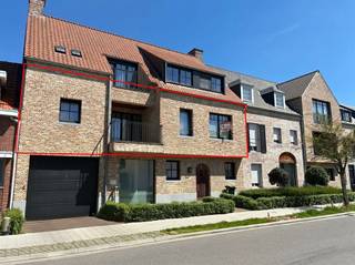 <p><span>Luxury apartment on 1st floor in the center 's-Gravenwezel</span></p><p><span> </span></p><p><span>* Layout : entrance hall with toilet, living on parquet floor with sliding door to the covered terrace, open kitchen with Miele appliances and adjoining storage room, night hall, 2 bedrooms on high quality laminate, bathroom with walk-in shower / double washbasin</span></p><p><span> </span></p><p><span>- Central heating on gas, underfloor heating</span></p><p><span>- elevator, videophone</span></p><p><span>- garage box € 100 / month</span></p><p><span>- common costs € 50 / month</span></p>