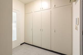 Dit lichtrijke appartement is ideaal gelegen op de Alfons Pieterslaan in het centrum van Oostende, vlakbij winkels, openbaar vervoer en op wandelafstand van de zeedijk. Het appartement beschikt over een inkomhal met apart gastentoilet, een ruime en gezellige living met veel natuurlijke lichtinval, een gesloten keuken, twee slaapkamers en een badkamer. Verder is er een aangenaam terras. <br /><br />Verwarming via caloribelmeter op aardgas - volledig geschilderd - Instapklaar - lift aanwezig in het gebouw - Onmiddellijk beschikbaar - Maandelijkse huurprijs €696,00 + €150,00 voorschot op verwarming (jaarlijkse afrekening) - Ref: OU28582<br /><br />Interesse? Plan vandaag nog een bezoek!