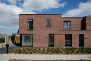 Ontdek de moderne kijkwoning (lot 94) in Hooglede. Deze woning werd gezellig ingericht en kan met meubels en decoratiestukken overgenomen worden. Bouwadviseur Sam bespreekt graag de mogelijkheden. Geniet van een lichtrijke leefruimte door de grote raampartijen en geïnstalleerde open keuken en aansluitende wasplaats/berging. Op de eerste verdieping zijn er 3 slaapkamers, een berging, apart toilet en badkamer met dubbele wastafel, een douche én bad. Links van de woning is er een carport voorzien. De woning met vloerverwarming is aangesloten op een warmtenet en ligt in een innovatief en futureproof woonproject met gemeenschappelijke pleinen, groenzones en waterpartijen.<br /><br />Er is ook een e-mobipunt met een elektrische deelauto en gepersonaliseerde pakjesdienst.<br /><br />Er is een vlotte verbinding met de ring rond Roeselare en het centrum van Roeselare en ook de vlotte N-Z / O-W-fietsverbinding draagt bij tot een fietsvriendelijke woonbuurt. Op 6 minuten fietsen bereik je het mammoetcentrum van Roeselare. Deze prijs is exclusief kosten en btw.<br /><br />Bekijk de ALL-IN prijs incl. alle kosten voor een instapklare woning met meubels en deco op onze website. <strong>www.dumobil.be/woonprojecten/hooglede-nieuwbouwwoningen</strong>. Stel vrijblijvend al uw vragen aan Sam Borrey: <strong>sam@dumobil.be | 0483 210 133</strong>.