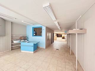 <strong>Ruim handelspand van 420m² + woonst<br /><br />Indeling</strong><br />gelijkvloers: handelspand + bureau + magazijn + toilet<br />eerste verdiep: woongedeelte met keuken<br />tweede verdiep: 2 slaapkamers<br /><br /><strong>Troeven:</strong>
<ul><li>ruime tuin</li><li>stevige constructie</li><li>handelsruimte van 420m²</li></ul>