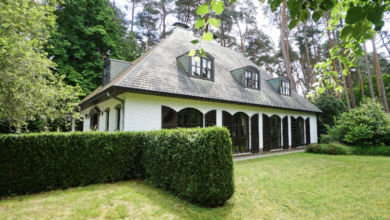 Stijlvolle villa van 275m² op 20 are met bureel, 4 slaapkamers, 2 bad-of douchekamers, dubbele garage - foto 3