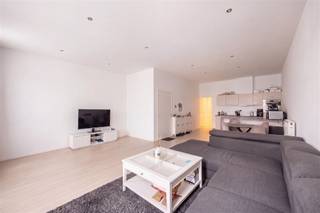 <p><span>Op zoek naar een ruim en instapklaar appartement op een supercentrale locatie? Dan zit je hier helemaal goed. Dit appartement combineert een grote, lichtrijke leefruimte met twee slaapkamers, een gezellig terrasje en een praktische indeling. Dankzij de hoge plafonds, het vele natuurlijke licht en de gunstige EPC-score, woon je hier bovendien bijzonder comfortabel.</span></p><p><span> </span></p><p><span>Licht, ruimte & comfort</span></p><p><span>Via de verzorgde gemeenschappelijke inkomhal bereik je het appartement op de eerste verdieping. Je komt binnen in de ruime leefruimte met open keuken, waar het hoge plafond en de grote ramen meteen zorgen voor een heerlijk ruimtelijk gevoel. De combinatie van de lichte parketlaminaatvloer en erker in de leefruimte geven het een warme, moderne uitstraling. Hier heb je meer dan genoeg plaats voor een gezellige zithoek, een grote eettafel én zelfs een thuiswerkplek.</span></p><p><span>De open keuken sluit mooi aan bij de leefruimte en is praktisch ingericht met een tegelvloer en een handige statafel voor extra comfort. Je beschikt over een ingebouwde oven, dampkap, fornuis, spoelbak en voldoende kastruimte. Dankzij de open indeling blijf je tijdens het koken altijd verbonden met je gasten of gezin.</span></p><p><span> </span></p><p><span>Rustige slaapkamers & strak sanitair</span></p><p><span>Achteraan het appartement bevinden zich de twee slaapkamers, allebei rustig gelegen. De eerste slaapkamer kan perfect ingevuld worden naar eigen noden(slaapkamer, dressing,bureau) en geeft rechtstreeks uit op het gezellige terrasje achteraan. Een fijne plek voor een koffietje in de ochtend of een apero na het werk. De tweede kamer is een volwaardige slaapkamer. De badkamer is strak en modern ingericht met een ruime douchecabine, lavabo met praktische onderkast en onderhoudsvriendelijke betegeling in zachte tinten. Verder heb je nog een apart gastentoilet met handenwasser én een technische ruimte met aansluiting voor was-droogmachine. Veel spullen om op te bergen? Er is nog een extra bergruimte voorzien in de kelder.</span></p><p><span> </span></p><p><span>Alles dichtbij in Deurne-Zuid</span></p><p><span>Je woont hier aan de Herentalsebaan vlakbij Deurne-Zuid, een buurt waar alles in de nabijheid ligt. Winkels, supermarkten, openbaar vervoer, de Zwitserse Apotheek en horeca bevinden zich op wandelafstand. Ook het Rivierenhof en Te Boelaarpark bereik je in enkele minuten, ideaal voor sport, ontspanning of een wandeling in het groen. Dankzij de nabijheid van de Ring en belangrijke invalswegen ben je bovendien snel onderweg naar het centrum of buiten de stad. Niet toevallig behaalt dit adres een uitstekende Mobiscore van 9,5/10.</span></p><p><span> </span></p><p><span>Maatregelenregister: in aanvraag</span></p><p><span> </span></p>