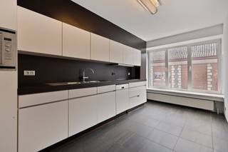 Cet appartement spacieux et lumineux avec trois chambres spacieuses, une grande terrasse et un balcon est situé dans un endroit très prisé au cœur de Gand, au 110 de la Lange Violettestraat.<br /><br />L'appartement se distingue immédiatement par son vaste aménagement et ses espaces de vie spacieux. Grâce à sa large façade, le salon très spacieux bénéficie d'une lumière naturelle agréable et offre suffisamment d'espace pour un coin salon confortable et une salle à manger spacieuse. Les grandes fenêtres créent également une atmosphère ouverte et agréable.<br /><br />L'espace extérieur est un atout absolu. Depuis l'appartement, vous disposez d'une terrasse d'environ 15 m² et également d'un balcon d'environ 5 m². Idéal pour profiter du plein air en toute tranquillité, en plein cœur de la ville.<br /><br />L'appartement dispose de trois chambres spacieuses, ce qui le rend idéal à la fois comme maison familiale confortable et pour ceux qui souhaitent une pièce supplémentaire comme bureau, salle de loisirs ou chambre d'amis. De plus, l'appartement dispose d'une grande pièce de rangement, ce qui offre un confort pratique supplémentaire.<br /><br />L'emplacement offre également un sentiment d'intimité : aucune vue directe depuis les maisons opposées.<br /><br />L'appartement obtient également de bons résultats techniques avec un label EPC B et une installation électrique conforme. Le certificat d'amiante est en cours de préparation.<br /><br />Un appartement urbain très spacieux et lumineux avec 3 chambres, environ 15 m² d'espace extérieur et un espace de vie exceptionnellement spacieux, dans un emplacement privilégié à Gand.<br /><br /><br />Registre des mesures: non