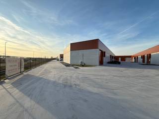 Gloednieuwe KMO-unit met een totale oppervlakte van 367 m² te koop. Fantastisch gelegen op amper 2 km van de R4 met een vlotte verbinding naar...