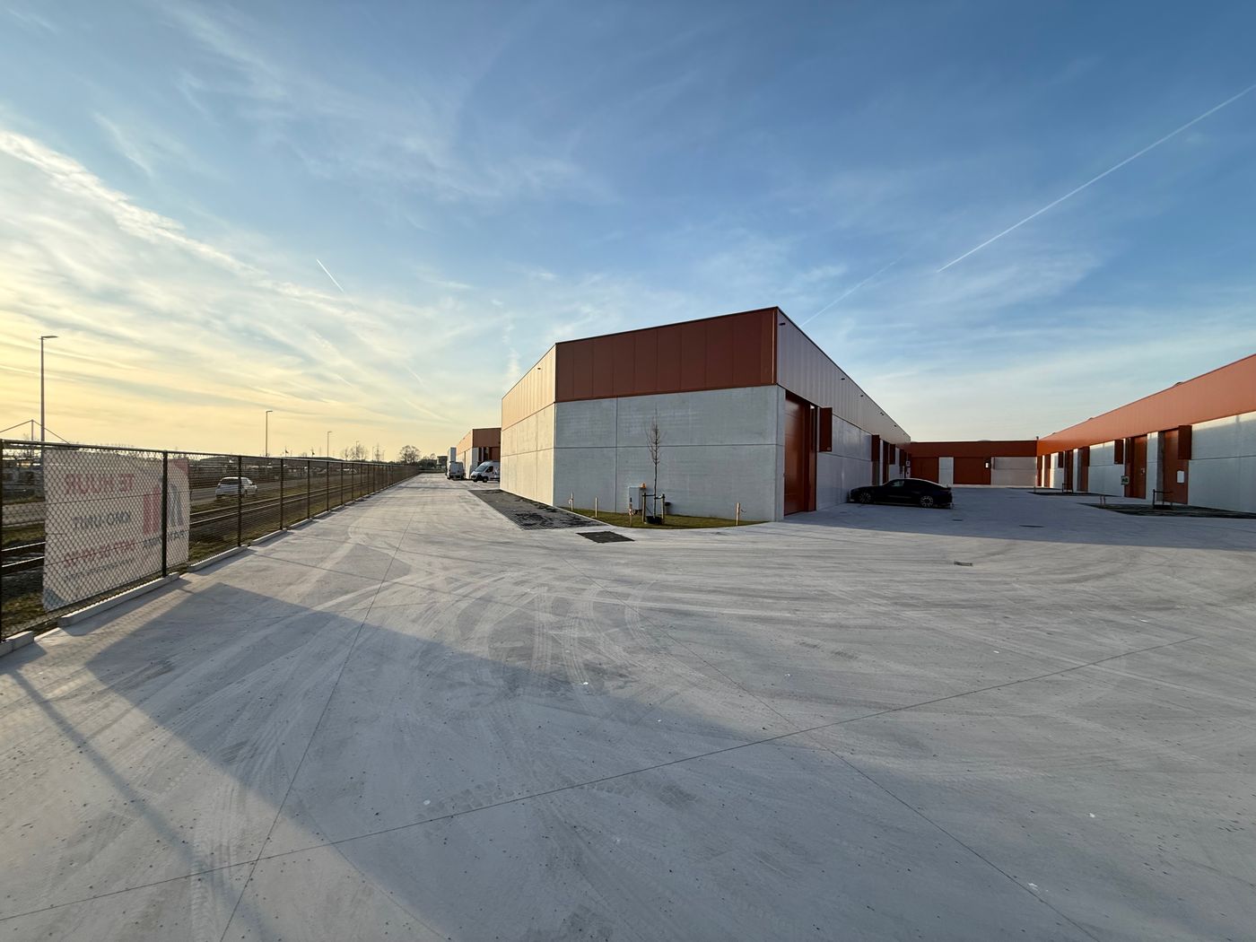 367 m² nieuwbouw KMO-unit op 2 km van de R4 - foto 1