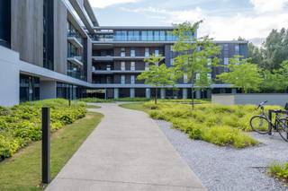 <strong>Wonen in een oase van rust</strong>, <strong>vlakbij</strong> de <strong>leieboorden</strong> van <strong>Kortrijk</strong>?<br />U kan er vinden: een <strong>ruim 1 slaapkamer gelijkvloers appartement</strong> van <strong>65m² met</strong> <strong>terras</strong> aanpalend aan een <strong>gemeenschappelijke tuin</strong>. Dit binnen een <strong>afgesloten residentie</strong>. <br /> <br />Het appartement bestaat uit een <strong>ingerichte keuken</strong> met een <strong>natuurstenen werkblad</strong>, <strong>vaatwas</strong>, <strong>frigo</strong> <strong>met</strong> <strong>diepvriesvak</strong>, <strong>keramische kookplaat</strong> en voldoende <strong>keukenkasten</strong>.<br />De <strong>leefruimte</strong> heeft <strong>zicht op </strong>de <strong>gemeenschappelijke</strong> <strong>tuin</strong> <strong>en</strong> het <strong>terras</strong>. <br />Verder is er een <strong>ruime slaapkamer</strong> eveneens palend aan de tuin en een <strong>badkamer</strong> met <strong>inloopdouche,</strong> <strong>lavabo en toilet. </strong><br />Spullen opbergen kan in de <strong>berging</strong> waar zich ook alle technieken bevinden. <br /><br />Het appartement wordt <strong>verwarmd</strong> met <strong>vloerverwarming</strong> <strong>via een</strong> <strong>warmtepomp</strong>. <br />Dankzij het <strong>gunstige EPC-A label</strong> geniet u bovendien van een <strong>bijzonder laag energieverbruik</strong>. <br />Verder is het appartement uitgerust met <strong>domotica en een videofoon</strong>. <br />In de <strong>ondergrondse garage</strong> is er een <strong>fietsstaanplaats</strong>. <br /><br />Het appartement is thans verhuurd, opzegmodaliteiten op aanvraag. <br /><strong> <br />Goesting om hier te wonen? Contacteer:</strong><br />Matthis op +32 477 804 350 of <u><strong>matthis@dekeyser.immo</strong></u><br />Leopold op +32 499 618 354 of <u><strong>leopold@dekeyser.immo</strong></u>