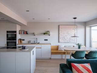 <strong>Stijlvol gerenoveerd appartement met 2 slaapkamers en unieke zichten op het water en de Gentse binnenstad.</strong><br /><br />Dit lichtrijke doorzonappartement bevindt zich op de bovenste verdieping en werd in 2021 volledig gerenoveerd. Dankzij de terrassen aan zowel de voor- als achterzijde kunt u op elk moment van de dag genieten van zon en buitenruimte.<br /><br />We betreden het appartement via de centrale hal, die toegang biedt tot een praktische berging, een toilet en een douchekamer.<br /><br />Vooraan bevinden zich twee slaapkamers, waaronder de hoofdslaapkamer met ingemaakte kasten. Beide kamers geven uit op het terras, dat een mooi zicht biedt op het water langs de Coupure.<br /><br />De leefruimte met eetplaats ligt achteraan en is voorzien van een gashaard. De ingerichte keuken sluit aan op de wasplaats. Het terras achteraan biedt een prachtig uitzicht over de Gentse binnenstad en haar torens.<br /><br />Ook de residentie werd steeds goed onderhouden: zo werden de lift en de voorgevel volledig gerenoveerd in 2018.<br /><br /><strong>Ideaal voor wie op zoek is naar een lichtrijk en instapklaar appartement met terrassen en prachtige zichten op het water, vlak bij de Gentse binnenstad.</strong>