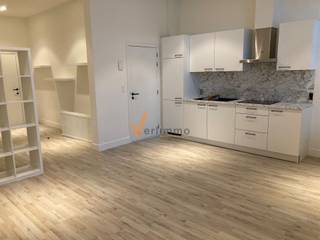 <p><span>Welkom in deze studio gelegen in het hart van Brasschaat! </span></p><p><span> </span></p><p><span>De studio ( 46m²) beschikt over een moderne, volledig uitgeruste open keuken met stijlvolle kasten, een elegant werkblad en alle nodige apparatuur. Dit ruimtelijke keuken gedeelte vloeit naadloos over in de vriendelijke leefruimte, waardoor een aangename, open sfeer ontstaat.</span></p><p><span> </span></p><p><span>Het licht en luchtig interieur wordt versterkt door grote ramen die volop natuurlijk licht binnenlaten. De warme houten vloeren geven het geheel een gezellige uitstraling. Extra veel opslagruimte wordt geboden door een praktische ingebouwde kast met open vakken, ideaal voor boeken, decoratie en persoonlijke spullen.</span></p><p><span> </span></p><p><span>De fraaie badkamer is voorzien van hoogwaardige afwerking met marmer tegels, een moderne glazen douchewand, een stijlvolle witte badkamer meubel en een designradiator. </span></p><p><span> </span></p><p><span>Deze studio is geïntegreerd in een karakteristiek historisch pand in de winkelstraat van Brasschaat, waar u direct omgeven bent door winkels, restaurants en alle voorzieningen. </span></p><p><span> </span></p><p><span>-></span><span> onmiddelijk beschikbaar</span></p><p><span>-> AO: 35€ (water + minuterie )</span></p><p><span>-> EPC: 322</span></p><p><span> </span></p><p><span> </span></p>