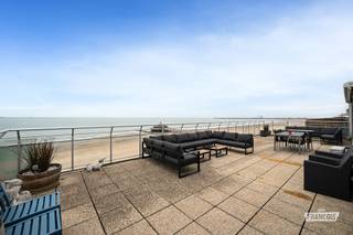 Ontdek dit prachtige en energiezuinige penthouse op een unieke locatie in Blankenberge, met een schitterend zicht op zee en de iconische Pier. Dankzij de royale buitenruimtes, moderne afwerking en comfortabele indeling biedt dit appartement alles wat u zoekt voor aangenaam wonen aan de kust.<br /><br />Eén van de absolute blikvangers zijn de twee ruime terrassen, met samen maar liefst 108 m² buitenruimte. Het grootste terras biedt uitzonderlijk veel plaats om te genieten van zonnige dagen, een gezellige maaltijd met vrienden of familie, of gewoon van het prachtige kustdecor. De terrassen zijn bovendien uitgerust met elektrische rolluiken, wat zorgt voor extra comfort, privacy en bescherming tegen de zon.<br /><br />Binnen wordt u verwelkomd in een aangename en lichtrijke leefruimte met een moderne open keuken die naadloos aansluit op de woonkamer. De open indeling zorgt voor een ruim en eigentijds geheel, waar u zowel in alle rust kunt ontspannen als gezellig kunt samenzijn.<br /><br />Het penthouse beschikt over twee ruime slaapkamers, waarvan één met een prachtig zicht op zee. De stijlvolle badkamer is uitgerust met een ruime inloopdouche en dubbele wastafel. Daarnaast is er een praktische berging die zorgt voor extra opbergruimte.<br /><br />Ook aan het dagelijkse comfort is gedacht. De lift brengt u rechtstreeks tot aan het appartement, waardoor u geniet van een bijzonder vlotte en comfortabele toegang tot uw penthouse. Op energetisch vlak scoort deze woning bovendien bijzonder goed. Met een gunstig EPC-label B, een conforme elektrische installatie en verwarming via energiezuinige warmtepompen geniet u hier van modern wooncomfort met een laag energieverbruik.<br /><br />Of u nu op zoek bent naar een aangename vaste woonst of een tweede verblijf aan zee: dit penthouse combineert ruimte, comfort en een toplocatie op een bijzonder aantrekkelijke manier. Bent u geïnteresseerd? Contacteer ons en plan vandaag nog uw bezoek in.<br /><br />