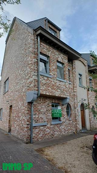 Centraal gelegen duplex appartement bestaande uit inkomhall, leefruimten, keuken, berging, apart toilet, 2 slaapkamers, dressing en...