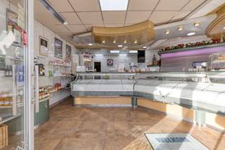 Het huis werd gebouwd in 1949 maar er is nog maar weinig over van de oorspronkelijke materialen door de totaalrenovatie die het huis doorgemaakt heeft doorheen de jaren. Het perceel is 3a 55ca groot en is volledig omheind, toegankelijk via een automatische poort aan de linkerzijde van het pand. Algemeen:- PVC ramen, dubbele beglazing- verwarming via aardgas met radiatoren- airco's aanwezig- zonnepanelen aanwezig (geen groenestroomcertificaten)- overname handelsfonds zit niet in de prijs inbegrepen en is apart aan te kopenIndeling:Woning - gelijkvloers- inkomhal- woonkamer- keuken- veranda- gastentoiletWoning - verdieping:- nachthal- 3 ruime slaapkamers waarvan 1 met aansluitende badkamer met douche en wasmeubel- badkamer met douche, wasmeubel en toiletWoning - zolder en kelder:- volledig geïsoleerde zolder- deels onderkelderd, momenteel dienst doende als opbergruimteHandelsgedeelte:- winkel, ingericht als slagerij- koelcel en vriescel- werkruimte- berging met inbouwkasten/magazijn- berging met rookschouw en voldoende opbergruimtePlan een bezoek in, telefonisch of via mail, en ontdek de mogelijkheden die dit zeer goed onderhouden, ruime handelshuis te bieden heeft.