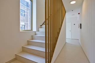 <p><strong>Stijlvol en royaal wonen in het hart van Hoegaarden (6% btw mogelijk)</strong></p><p><br />Residentie Tommestraat verwelkomt je in een wereld van moderne architectuur waar luxe en een uiterst laag energieverbruik hand in hand gaan. Dit riante nieuwbouwappartement van 145m², gelegen op de eerste verdieping, biedt met drie slaapkamers, twee badkamers en een zonovergoten terras van 15m² alle ruimte die een modern huishouden zich kan wensen.</p><p><br />Bij het betreden van het appartement valt direct de verzorgde inkomhal op, waar natuurlijk licht vrij spel heeft en er voldoende ruimte is voor een vestiaire. De glazen deur vormt de doorgang naar een indrukwekkende leefruimte van 50m², die dankzij de grote raampartijen baadt in het daglicht. De zithoek, eetplaats en keuken vloeien naadloos over in elkaar op een stijlvolle keramische tegelvloer.<br />Praktisch gemak is nooit ver weg dankzij de berging direct aan de keuken.<br />Via het grote schuifraam stap je zo het overdekte, zuidwestelijk georiënteerde terras op, een heerlijke plek om van de buitenlucht te genieten.</p><p>De nachthal leidt naar de private vertrekken, waaronder een tweede praktische berging met aansluiting voor de wasmachine. Hier bevinden zich twee lichte slaapkamers en een eerste badkamer met een moderne inloopdouche. De master bedroom is een rustpunt op zich, compleet met ruimte voor een eigen dressing en een aangrenzende badkamer die is uitgerust met zowel een ligbad als een douche.<br />Een bijzonder pluspunt is dat je als bewoner nog de vrijheid hebt om de afwerking van de keuken en het badkamermeubilair volledig naar eigen smaak en persoonlijke wensen te kiezen (conform budget lastenboek), waarbij een budget voor de keuken van 17.000 euro exclusief btw is voorzien.</p><p>Met een uitzonderlijk gunstig energielabel A (E17) is dit appartement klaar voor de toekomst, mede dankzij de vloerverwarming met koelingsfunctie (warmtepomp), ventilatiesysteem D, thermisch aluminium met hoogrendementsbeglazing en zonnepanelen met een vermogen van 5.280 WP.<br />Ook aansluiting regenwater op de toiletten is voorzien (eventueel ook aansluiting voor wasmachine mogelijk).<br /><br />Het appartement wordt aangeboden voor 514.000 euro exclusief kosten, waarbij een verlaagd btw-tarief van 6% mogelijk is.<br />De verplichte kelderberging is beschikbaar voor 7.000 euro exclusief kosten, en er is de mogelijkheid tot aankoop van overdekte autostaanplaatsen voor 20.000 euro per stuk exclusief kosten.<br />De aansluitingskosten voor nutsvoorzieningen en het aandeel in de basisakte bedragen 6.000 euro exclusief btw.</p><p>Gelegen op wandelafstand van de gezellige markt en het park van Hoegaarden, bevinden winkels, scholen en horeca zich letterlijk om de hoek, terwijl de oprit van de E40 slechts zeven minuten rijden is. We nodigen je graag uit voor een persoonlijke kennismaking met dit unieke project in een kleinschalige residentie van slechts vier appartementen (lift aanwezig).</p>