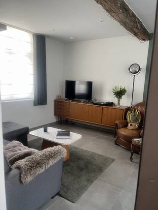 Karaktervolle hoekwoning met zonnige stadstuin op toplocatie in Brugge centrum<br /><br />Op zoek naar een instapklare stadswoning waar authentieke charme en hedendaags wooncomfort perfect samengaan? Dan zal deze unieke hoekwoning in een rustige straat, op wandelafstand van het historische centrum en het Astridpark, je meteen weten te bekoren.<br /><br />De woning werd de voorbije jaren grondig gerenoveerd met respect voor de authentieke elementen, terwijl alle moderne comfortvoorzieningen werden vernieuwd. Onder meer alle technieken (elektriciteit, ventilatie, water), daken, ramen, keuken, badkamer en het merendeel van de afwerking werden vernieuwd. Hierdoor geniet de koper van een kwalitatieve woning zonder ingrijpende renovaties.<br />Op het gelijkvloers bevinden zich een inkomhal met gastentoilet, een gezellige leefruimte, een open keuken, een praktische keukenberging en een wasruimte met douche. De zonnige stadstuin is een absolute troef en beschikt bovendien over een rechtstreekse uitgang naar de straat, ideaal om fietsen veilig te stallen zonder door de woning te moeten.<br /><br />Op de verdieping vind je een ruime slaapkamer, een volwaardige dressing en een comfortabele badkamer met zowel ligbad als inloopdouche. De achterliggende ruimte biedt bovendien de mogelijkheid om eenvoudig één of twee extra slaapkamers te creëren.<br /><br />Met een gunstig EPC-label geniet je van een energiezuinige woning waarvan de grote renovatiewerken reeds achter de rug zijn. Enkel enkele beperkte afwerkingswerken, zoals het afwerken van enkele muren, het plaatsen van een plafond in de keuken en schilderwerken in één slaapkamer, blijven nog over. o krijgt de nieuwe eigenaar de vrijheid om de laatste details volledig naar eigen smaak af te werken.<br /><br />Interesse?<br />We organiseren een Open Huis op afspraak! Contacteer ons vandaag nog om uw bezoekmoment te reserveren en laat u verrassen door deze karaktervolle woning. Bel Louis op 0469/22 25 03