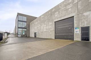 Bedrijfsgebouw te huur naast de E17 in Waregem. Het gebouw is voorzien van een magazijn van ca. 1.270 m² en een kantoor van ca. 665...