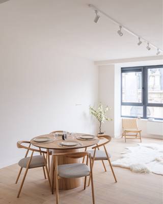 <strong>Centrum Gent – Luxueus en lichtrijk 2-slaapkamerappartement met EPC A-score</strong><br /><br />Dit <strong>volledig gerenoveerde</strong> appartement van <strong>ca. 100 m² </strong>bevindt zich op de <strong>vierde verdiepin</strong>g van een <strong>kleinschalige residentie </strong>in het hart van Gent, <strong>tussen de Vlaanderenstraat en de Kuiperskaai</strong>. Dankzij deze centrale ligging geniet u van een <strong>uitstekende bereikbaarheid</strong> nabij Gent Zuid, de Kouter en het historische stadscentrum.<br /><br />Het appartement maakt deel uit van een <strong>kwalitatief renovatieproject</strong> met slechts vijf entiteiten. De beperkte schaal van het gebouw zorgt voor extra privacy, een <strong>eenvoudig beheer en lage gemeenschappelijke kosten.</strong><br /><br />De <strong>renovatie werd in 2026 uitgevoerd </strong>met oog voor energie-efficiëntie, onder meer dankzij <strong>privatieve zonnepanelen</strong>, en hoogwaardige materialen zoals parketvloeren, stalen binnendeuren en blokdeuren. Het resultaat is een instapklaar appartement met een tijdloze afwerking, een <strong>EPC A-score van 55 kWh/m² </strong><br /><br />Met <strong>ca. 100 m² bruikbare vloeroppervlakte</strong> bied het appartement een aangename woonbeleving in het hart van de stad. De lichtrijke leefruimte, twee volwaardige slaapkamers en stijlvolle keuken en badkamer zorgen voor een praktisch ontwerp met oog voor esthetiek en comfort. <br /><br /><strong>Dankzij het EPC-label A, de privatieve zonnepanelen, de aanwezigheid van een lift en de lage gemeenschappelijke kosten vormt dit appartement een bijzonder energiezuinige en zorgeloze woonopportuniteit op een toplocatie in Gent.</strong><br /><em>(opmaak aandeel kosten opmeting en basisakte ten laste van de koper)</em>