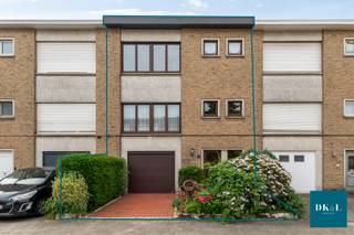 Deze karaktervolle bel-etagewoning, gebouwd in 1967, is gelegen op een perceel van 189 m² en beschikt over een bewoonbare oppervlakte van maar liefst 147 m². De woning bevindt zich in een rustige woonomgeving in Ekeren, op wandel- en fietsafstand van het centrum en op slechts 300 meter van openbaar vervoer.<br />Bij het betreden van de woning komt u in een verzorgde inkomhal met vestiaire. Op het gelijkvloers bevindt zich een ruime inpandige garage van circa 30 m², ideaal voor het parkeren van een wagen en extra bergruimte. Aansluitend is er een afzonderlijke wasplaats aanwezig.<br />De eerste verdieping omvat een lichtrijke woonkamer met aangename leefruimte, een eenvoudige maar functionele keuken en een apart gastentoilet.<br />Op de tweede verdieping bevinden zich drie volwaardige slaapkamers en een badkamer, uitgerust met een douchecabine en een wastafel.<br />Buiten geniet u van een zonnige tuin van ongeveer 140 m² met een sfeervol terras, waarvan een gedeelte overdekt is. De aanwezige vijver zorgt voor extra charme en creëert een rustgevende sfeer.<br />De woning werd doorheen de jaren goed onderhouden. Het dak werd vernieuwd in 2019. Verder beschikt de woning over dubbele beglazing, met uitzondering van het achterste gedeelte van de garage waar nog enkel glas aanwezig is. Alle ramen zijn bovendien voorzien van automatische rolluiken, wat bijdraagt aan het wooncomfort en de veiligheid.<br />Troeven van deze woning:<br />Perceeloppervlakte: 189 m²<br />Bewoonbare oppervlakte: 147 m²<br />3 slaapkamers<br />Tuin van circa 140 m² met vijver<br />Aangenaam deels overdekt terras<br />Inpandige garage van 30 m²<br />Afzonderlijke wasplaats<br />Dak vernieuwd in 2019<br />Automatische rolluiken aan alle ramen<br />Rustige ligging nabij openbaar vervoer<br />Wandel- en fietsafstand van het centrum van Ekeren<br />Een ideale gezinswoning voor wie op zoek is naar ruimte, comfort en een rustige ligging met alle voorzieningen binnen handbereik.