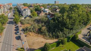 2 loten bouwgrond gelegen in de Leopold-II-Laan en de Madeliefjesweg te Oostduinkerke. Betreft verkoop van aandelen of share deal! Perceel van 784m² uitgevend op de Leopold-II-Laan en een 2e perceel van 465m² gelegen in de Madeliefjesweg. Bouwvoorschriften op aanvraag. Grondplan in bijlage. Vraagprijs: 790000€