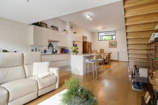 Op zoek naar een woning die net dat tikkeltje anders is? Deze goed onderhouden en instapklare loftwoning in Residentie Aloysius (Wilgenstraat 105B, Roeselare) combineert een verrassend ruimtelijk gevoel en een uitstekende ligging nabij het centrum van Roeselare.Voor de deur zorgt een groen aangelegd rondpunt voor een aangenaam en open gevoel. Achteraan beschikt de woning over een zonnig zuidgericht terras, terwijl parkeren kan op de privatieve staanplaats vlak voor de inkomdeur.Indeling:- Gelijkvloers:* Inkomhal met apart toilet* Technische ruimte/wasberging* Ruime leefruimte met open keuken en toegang tot terras en tuintje-Mezzanineniveau:* Slaapkamer-Verdieping:* Open ruimte met plaats voor bureau of bibliotheek en voorzien van ingemaakte kast* Badkamer met douche, bad, toilet en lavabomeubel* Tweede slaapkamerTroeven:* energiezuinig met EPC-label B* Blanco elektrische keuring* Regenwaterput van 10.000 liter* Handige gemeenschappelijke fietsenstalling en vuilnisberging op terrein* Kwalitatief afgewerkt: aluminium ramen + recente elektrische zonnescreen achteraan, parketvloer...Een ideale woning voor wie houdt van licht, ruimte en een hedendaagse woonbeleving op een gunstige locatie in Roeselare.Momenteel nog verhuurd tot 31/8/2026Bestuursmaatregelen in het maatregelenregister: nee