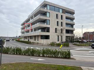 <p>Dit appartement van 109 m² is gelegen op de 2de verdieping van een architecturaal gebouw met prachtige binnentuin. </p><p>In de entree van het appartement bevindt zich een praktische vestiaire met aansluitend de lichtrijke leefruimte met open keuken en aangrenzend een handige berging. </p><p> </p><p>De keuken is uitgerust met een keukeneiland met zitmogelijkheden, een vaatwasmachine, oven, dampkap inductie kookplaat en een natuursteenwerkblad. Via de keuken heeft u toegang tot het balkon met zicht op de elegante binnentuin met waterpartij. Vanuit de woonkamer heeft u een verreikend zich op het schipdonkkanaal de Leie. </p><p> </p><p>Er zijn twee volwaardige slaapkamers, twee badkamers waarvan één met een douche voor de snelle weekdag en één met ligbad voor extra comfort, aanpalend een apart toilet. In de nabijheid van de badkamer bevindt zich een extra berging met aansluitingen voor een wasmachine. </p><p> </p><p>Troeven: energiezuinig dankzij warmtepomp en zonnepanelen, eiken parket, waterverzachter, verlichtingsarmaturen en gordijnen aanwezig.</p><p>Gelegen in het hart van Deinze op wandelafstand van de Markt, de Brielmeersen, winkels en scholen. </p><p> </p><p>Bovendien heeft u een autostaanplaats en eigen fietsenstaanplaats.</p><p>Huurprijs: € 970 (appartement)+ € 50 (auto-en fietsenstaanplaats)</p><p>Syndic: € 110,00</p>