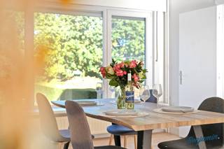 - Instapklare woning met verrassend veel ruimte- Ideale ligging: Boudewijnpark 71, Zonnebeke- Lichtrijke leefruimte met grote raampartijen-...