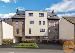 HERZELE - Residentie JUDO is een stijlvolle nieuwbouwresidentie gelegen in de Stationsstraat te Herzele. Het project omvat acht kwaliteitsvolle appartementen (91m² tot 137m²), waarvan zes ruime tweeslaapkamerappartementen en twee luxueuze duplexen. De residentie werd ontworpen met aandacht voor comfort, licht en moderne afwerking, waardoor elk appartement een aangename en energiezuinige woonervaring biedt.<br /><br />De appartementen beschikken over een praktische indeling met twee slaapkamers, een volledig uitgeruste badkamer en een leefruimte met open keuken. De duplexappartementen bieden extra ruimte met drie slaapkamers en twee toiletten, wat ze bijzonder geschikt maakt voor gezinnen of wie net dat tikkeltje meer comfort zoekt.<br /><br />Op het gelijkvloers genieten de bewoners van een privatieve tuin, terwijl de appartementen op de verdiepingen zijn uitgerust met een terras waar men in alle rust kan ontspannen. Daarnaast is er de mogelijkheid om een garage afzonderlijk bij aan te kopen, wat extra gemak en veiligheid biedt.<br /><br />Residentie JUDO bevindt zich op een uitstekende locatie in het centrum van Herzele, op wandelafstand van het station, winkels, scholen en openbaar vervoer. Via de provincieweg ben je met de wagen in een mum van tijd in de omliggende steden of op de oprit van de E40. Dankzij de centrale ligging en de vlotte verbindingen met omliggende steden combineert dit project rustig wonen met optimale bereikbaarheid.<br /><br />De opgegeven prijzen zijn exclusief kosten.<br />De aankoop kan, mits het voldoen aan de voorwaarden, genieten van het verlaagde btw-tarief van 6%.<br /><br />OOK voor bedrijven/investeerders die het pand aankopen voor verhuur (15 jaar)<br /><br />De oplevering wordt verwacht vanaf eind mei 2026.<br /><br />Ontdek jouw nieuwe thuis vandaag! Bel of mail onze makelaar Karolien voor meer informatie of een bezoek: 0489/52.28.36 - karoliensteppe@immoderas.be