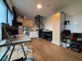 Deze ruime gerenoveerde studio is gelegen in Heverlee, aan de zuidkant van de bruisende studentenstad Leuven. De studio is de perfecte uitvalsbasis voor studenten verbonden aan de Arenbergcampus, de faculteiten van de wetenschappen, het interuniversitair onderzoekscentrum van IMEC en de UC Leuven-Limburg. Naast deze onderwijsvoorzieningen zijn tal van faciliteiten in de nabijheid te vinden: sportkot, supermarkten, openbaar vervoer (station Heverlee &amp; Leuven), Leuven Centrum…<br /><br />De gemeubelde studio, gelegen op de tweede en derde verdieping, biedt u een leefruimte met ingerichte keuken, badkamer en slaapkamer op de bovenste verdieping en een terras. <br /><br /><span><strong>Voor meer info of een afspraak 016 229 228 - verhuur@connect-immo.be</strong></span><br /><br />Beschikbaar vanaf 01/07/2026<br />Huurprijs: €855 + 50€ provisie (gemeenschappelijke kosten, internet en verwarming) + water en elektriciteit privatief <br />EPC: 99 kWh/m2jaar - 3205474