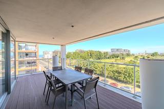 Bel appartement d'angle à vendre situé le long de l'avenue du Nord avec un bel espace de vie, de la lumière et une vue sur le golf de Wellington. Disposition : - espace de vie unique avec une belle vue dégagée- cuisine entièrement équipée avec évier, réfrigérateur avec congélateur, plaque à induction, refroidisseur à tiroirs, tiroir-réchaud, machine à café, four combiné et lave-vaisselle- deux grandes terrasses (avant et arrière)- toilettes séparées pour les invités- hall de nuit avec placards intégrés- rangement - salle de bain avec douche à l'italienne, toilettes et raccordement pour machine à laver- dressing avec salle de bain attenante- chambre 1 (11 m²) avec accès à la terrasse- chambre 2 (14 m²) avec accès à la terrasse Avantages : - appartement d'angle et de passage unique avec une luminosité exceptionnelle- espace de vie très spacieux - situation centrale à proximité de la mer, des commerces et des transports en commun- Label EPC : AVous recherchez un appartement unique ? Contactez-nous pour une visite sur place.