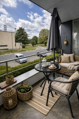 TE KOOP - SINT-AMANDSBERG. Het appartement is gelegen op de eerste verdieping, met de optie om een bijhorende garage aan te kopen. Via de inkomhal bereikt u een lichtrijke leefruimte waar een gezellige zithoek en eethoek naadloos in elkaar overvloeien. De ingerichte keuken sluit aan op een praktische berging, terwijl een apart gastentoilet voor extra comfort zorgt. Verder zijn er drie volwaardige slaapkamers die tal van mogelijkheden bieden voor gezinnen, thuiswerk of hobbyruimte.<br /><br />Het appartement ademen een warme, huiselijke sfeer en behouden enkele charmante vintage accenten die karakter en authenticiteit toevoegen. De parketvloer versterkt het gezellige gevoel, terwijl het ruime terras uitnodigt om in alle rust te genieten van het mooie uitzicht op het omliggende park. <br /><br />Hoewel een opfrissing de mogelijkheid biedt om het appartement volledig naar eigen smaak in te richten, vormen ze vandaag reeds een solide basis met een doordachte indeling, veel potentieel en een uitstekende ligging. Een unieke kans voor wie op zoek is naar een ruim appartement met karakter.<br />EPC label D