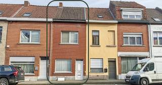 Charmante rijwoning met stadstuin in het hart van Kortrijk 🏡Jouw nieuwe thuis ligt hier. Aan de Brugsesteenweg, op een boogscheut van de Leie en het...