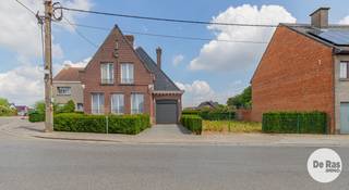 EERSTE BEZOEKDAG ZATERDAG 22/08 VAN 10U TOT 14U (enkel op afspraak!)<br /><br />ERONDEGEM - Deze te renoveren, solide woning met 3 slaapkamers bevindt zich nabij het gezellige dorp van Erondegem. De ligging van dit pand is bijzonder aantrekkelijk met alle voorzieningen zoals station, scholen, winkels, openbaar vervoer,...in de buurt. Belangrijke invalswegen en op-en afrit E40 bevinden zich in de directe omgeving.<br /><br />Naar indeling toe beschikt de woning op het gelijkvloers over een inkomhal, een woonkamer, een eetplaats, een keuken, een badkamer, een apart toilet en een eerste inpandige garage. Op de eerste verdieping bevinden zich de nachthal, drie slaapkamers en een berging. Verder is er ook nog een ruime, droge kelder en een zolder.<br /><br />De gezellige tuin en de mooie breedte van het perceel zijn de grootste troeven. Buiten is er ook nog een tweede garage aanwezig.<br /><br />Kortom, bent u op zoek naar een te renoveren woning met 3 kamers met veel potentieel, gelegen op een uitstekende locatie te Erondegem? Aarzel dan niet en maak snel uw afspraak! Voor meer info of bezoek 053/60.65.60.<br /><br />De vermelde prijs is een richtprijs. Na ontvangst van de biedingen zal de verkoper beslissen of hij de eigendom verkoopt aan het beste bod. De richtprijs is aldus niet bindend voor de verkoper. Voor meer info kunt u ons contacteren of het reglement raadplegen op onze website.