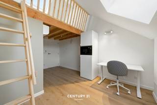 <span><strong>**Opbrengsteigendom met 18 kamer in THE HIVE**</strong></span><br /><br /><span>Welkom in Residentie The Hive, gelegen aan de </span><strong>Diestsesteenweg</strong><span>, een belangrijke verbindingsas tussen verschillende Leuvense wijken. We bevinden ons in het hart van Kessel-Lo, op wandelafstand van talrijke voorzieningen en de achterzijde van het station van Leuven, op een steenworp van het stadscentrum.</span><br /><br /><span>The Hive omvat </span><strong>18 kamers</strong><span>, elk uitgerust met </span><strong>eigen sanitair</strong><span>, waarvan enkele met een privatief terras. Deze residentie omarmt het studentenleven en biedt alle mogelijkheden om aangenaam samen te wonen. Zo beschikt het gebouw over een </span><strong>inpandige fietsenstalling</strong><span>, een vuilnisberging, een</span><strong><span> </span>gemeenschappelijke tuin</strong><span> van 60 m², een </span><strong>ontspanningsruimte</strong><span> met dakterras en twee </span><strong>gemeenschappelijke keukens</strong><span>. Naast de doordachte indeling zorgen de kwalitatieve materiaalkeuze en de hoogwaardige afwerking voor een duidelijke meerwaarde en een hedendaagse uitstraling.</span><br /><br /><span>Het gebouw genereert een netto jaarrendement van €137.800, wat neerkomt op een rendement van </span><strong>3,60%</strong><span>. Dit maakt het tot een zorgeloze investering met onmiddellijk rendement.</span><br /><span><br /><strong><span>Meer informatie of een bezichtiging ter plaatse? Aarzel niet en contacteer Jacky via jacky@connect-immo.be of 0495 53 46 49</span><br /><br /></strong>EPB Startverklaring!</span>