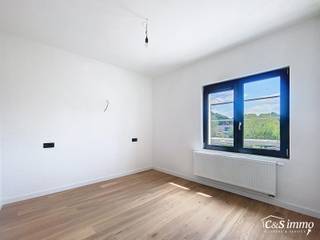 Stap binnen in dit smaakvol afgewerkte appartement, gelegen in een klassevol gerenoveerd gebouw op wandelafstand van het centrum van Edegem.De...