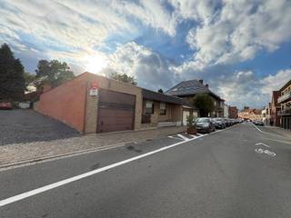 <strong>Roeselare - Bungalow op 565m² met ruime garage en 2 slaapkamers te koop.</strong><br /><br /><strong>Indeling:</strong><br />Inkom, apart toilet, living met open haard, keuken, 2 slaapkamers, badkamer, atelier/extra slaapkamer en garage<br /><br />+ Ruime zuid gerichte tuin