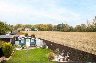 <p><strong>Levenslang verhuurd vastgoed met gegarandeerde opbrengst</strong></p>
<p>Op zoek naar een zekere en zorgeloze investering? <br />Ontdek deze charmante, volledig vernieuwde familiewoning met tuin en garage, ideaal voor wie op zoek is naar vastgoed met gegarandeerde huurinkomsten. Dit unieke pand wordt levenslang verhuurd aan de voormalige eigenaars, die met zorg en liefde voor hun woning blijven instaan voor het dagelijks onderhoud.<br />De woning biedt vandaag een stabiele maandelijkse huurprijs van €885, waardoor u als investeerder meteen kunt rekenen op constante inkomsten zonder leegstand of bijkomende verhuurzorgen.</p>
<p>Bij het betreden van de woning komt u in een verzorgde inkomhal met gastentoilet. Verder beschikt het gelijkvloers over een gesloten living, uitgeruste keuken met veranda en ruime garage.<br />Op de bovenverdieping bevinden zich drie ruime slaapkamers en een badkamer.<br /><br />De woning beschikt eveneens nog over een gezellige tuin met tuinhuis en terras.<br />De oprit biedt plaats aan 2 voertuigen.</p>
<p>Interesse?<br />Aarzel niet en contacteer Katrien: 0473/42.76.99. – katrien@cornelis-partners.be</p>
<p><strong>Vraagprijs: € 289.000</strong></p>