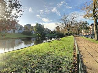 Bent u op zoek naar ruimte, licht en comfort op een steenworp van het Brugse stadscentrum? Dit verzorgde appartement, gelegen aan het idyllische...