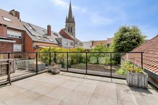 Gelegen in een rustige zijstraat van de Casselstraat, geniet u van een uiterst rustige woonomgeving, terwijl alle winkels, horeca en voorzieningen zich op wandelafstand bevinden. De absolute blikvanger is het grote, zuidgerichte terras, waar u de hele dag door kunt genieten van de zon, rust en gezelligheid.<br />Dankzij de doordachte indeling biedt dit appartement alle comfort voor wie gewoon graag ruim woont. Bovendien beschikt het appartement over een gunstig EPC-label B, wat zorgt voor een energiezuinige woonervaring.<br /><br />Indeling:<br />Het appartement is verspreid over twee verdiepingen, wat zorgt voor een optimaal gevoel van privacy en ruimte:<br /><br />Eerste verdieping:<br />Lichtrijke living met aansluitend zuidgericht terras - open nog in te richten keuken met berging - aparte bureauruimte- ruime slaapkamer met een aansluitende, private badkamer - apart toilet<br /><br />Tweede verdieping:<br />Twee volwaardige slaapkamers, perfect als slaapkamer of extra (berg)ruimte - een tweede, aansluitende badkamer<br /><br />Extra troef:<br />Mogelijkheid tot het aankopen van een parking.<br /><br />Troeven:<br />Bewoonbare oppervlakte van 155 m²<br />3 volwaardige slaapkamers<br />Groot, zonnig terras<br />Rustige ligging in het centrum van Poperinge<br />EPC-label B<br />Twee ingerichte badkamers<br />Veel lichtinval en uitzonderlijk ruime woonvolumes<br /><br /><br />Bestuursmaatregelen in het maatregelenregister: nee<br /><br />Deze AI-visualisaties zijn bedoeld als inspiratie. Er werd geen rekening gehouden met technische specificaties, stedenbouwkundige voorschriften of de concrete mogelijkheden tot realisatie.